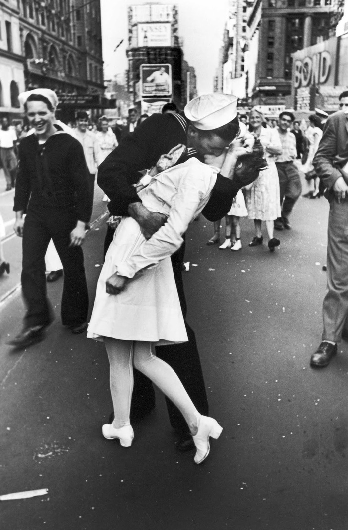 Bức ảnh nổi tiếng chụp tại Quảng trường Thời Đại của nhiếp ảnh gia Alfred Eisenstaedt.